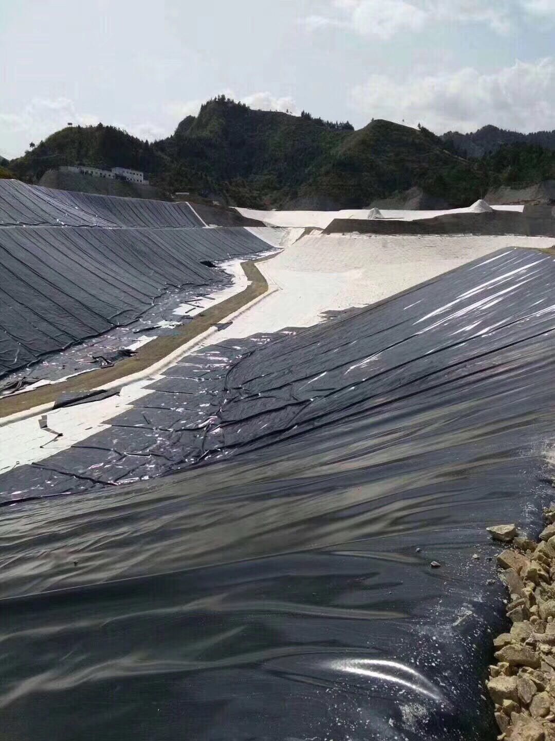 HDPE防滲膜在污水蒸發(fā)池鋪設(shè)特有步驟有哪些？