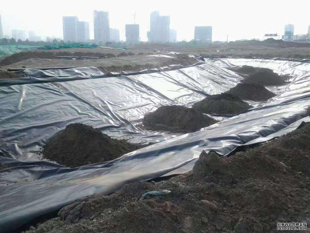 復(fù)合土工膜連接采用膜焊布縫的方式如何進(jìn)行？