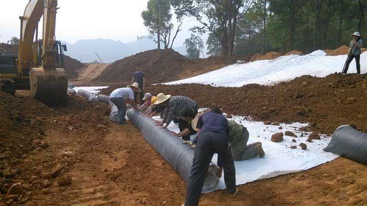 我國(guó)北方灌區(qū)輸水渠道膨潤(rùn)土防水毯的使用
