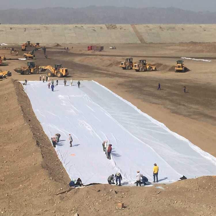 土工布作為加筋布鋪設(shè)在路面面層與基層之間可起到什么作用？