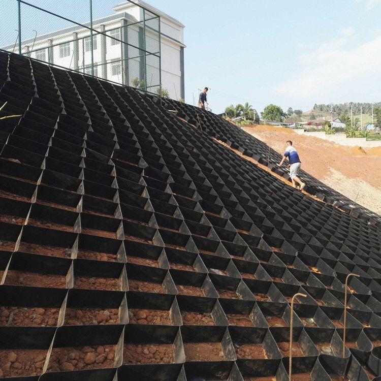 土工格室廣泛用于淺層地基處理、坡面防沖和城市大型管道支撐
