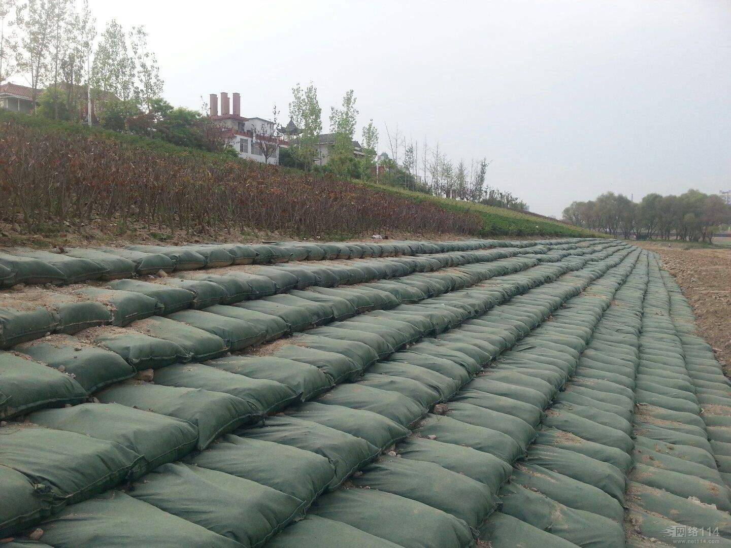生態(tài)袋護(hù)坡施工的主要流程包含哪些方面？