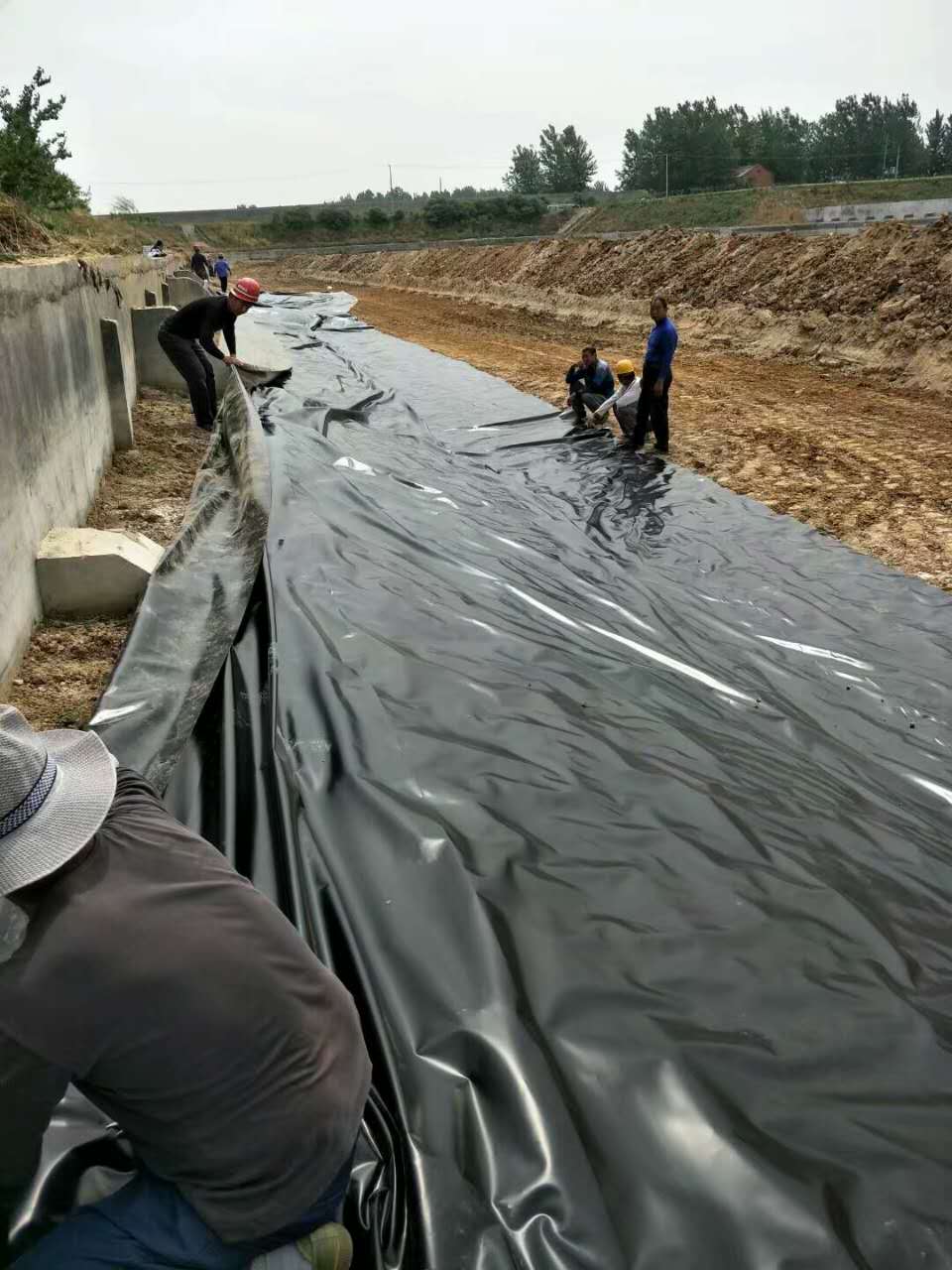 垃圾填埋場(chǎng)側(cè)坡上的HDPE土工膜的定位、固定