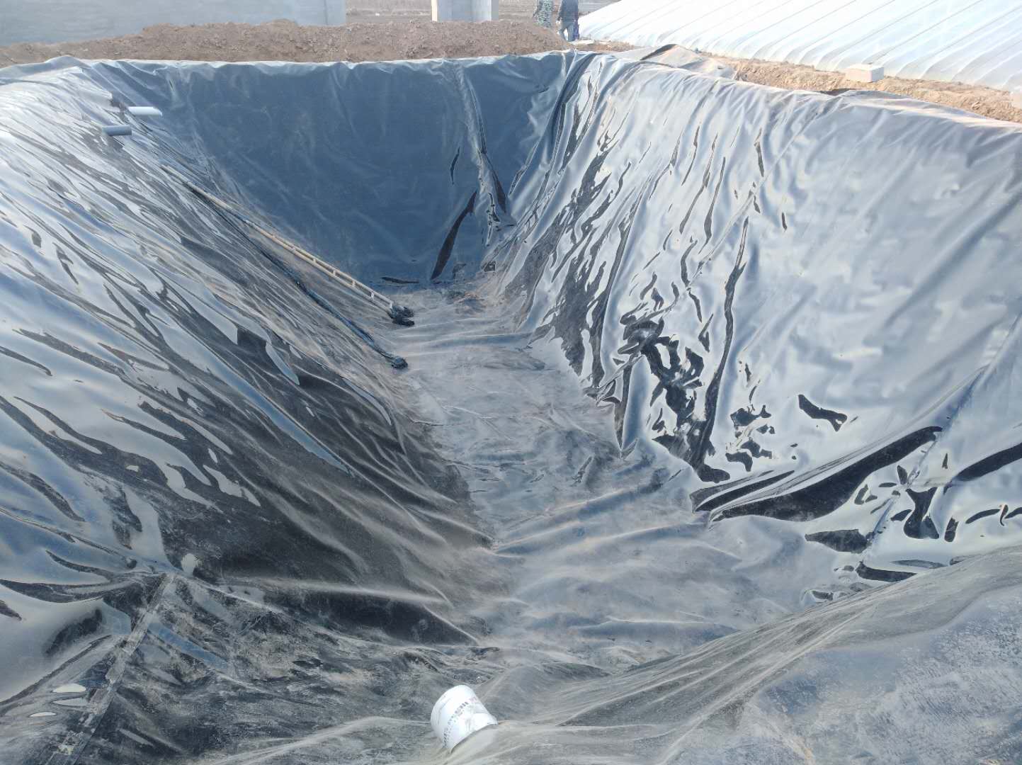 混凝土防滲墻方案,成墻完整連續(xù),質量有保證,防滲效果較好